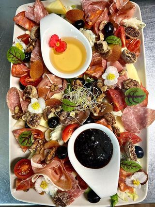 Platou branzeturi si salamuri