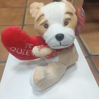 Oso marrón clarito orejas cortas con corazón. 