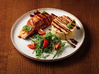 Стейк з лосося з гарніром з кус-куса (350 г)