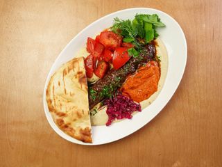 Люля из телятины на подушке из хумуса с томатами (650г)