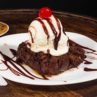 Brownie Con Helado De Vainilla Y Crema Pastelera
