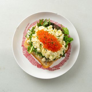 Brioche ,huevos revueltos,caviar rojo