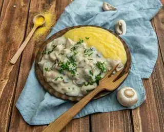 Ciulama de pui cu ciuperci cu mamaliguta sau piure