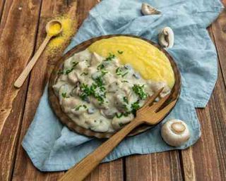 Ciulama de pui cu ciuperci cu mamaliguta sau piure