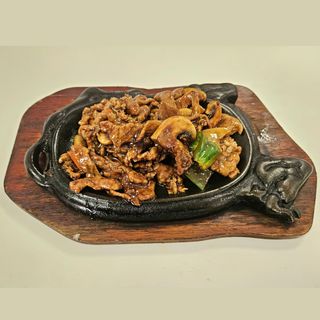 Ternera con salsa BBQ y ajo a la plancha