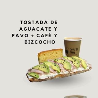 Menú Tostada de Aguacate y Pavo con Bizcocho y café 