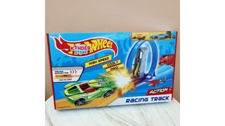 Трек HotWheel Динозавр в комплекте 2 машинки
