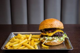 Smash Burger accompagnato da patatine