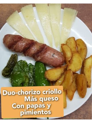 Dúo De Chorizo Criollo Y Queso Con Papas Y Padrón