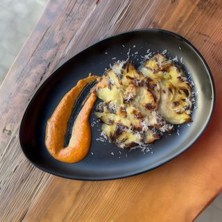 Flor de alcachofa a la brasa con queso idiazabal y romesco