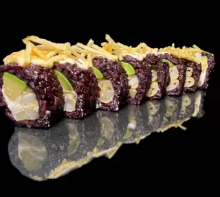 55- Dragón roll tempura sepia con arroz negro 