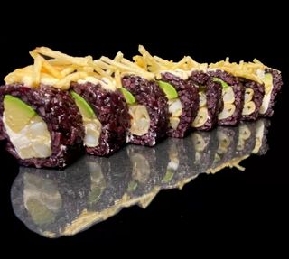 55- Dragón roll tempura sepia con arroz negro 