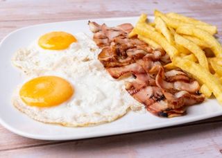 Huevos con patatas y bacon