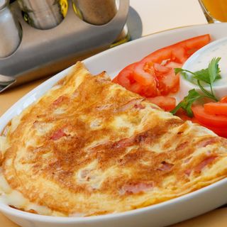 Omletã cu şuncã şi caşcaval