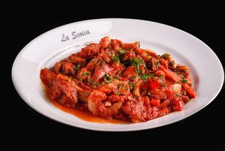 Fructe de mare mixte in sos rosu