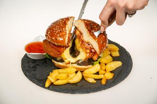 Chessy Burger, Cartofi prajiti, sos inclus