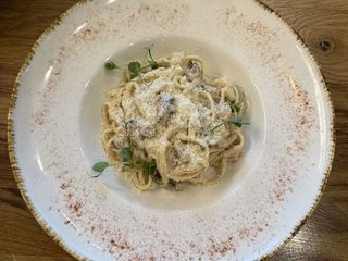 Паста з куркою та грибами у вершковому соусі