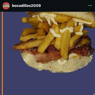 Panino con hamburger  provola e patate 