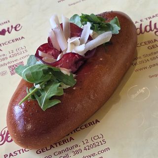 Calzone con Bresaola, rucola, scaglie, Philadelphia, mozzarella, limone