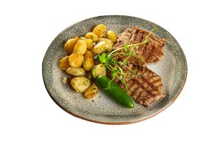 Свински врат на скара с гарнитура чесови картофки и печен лук