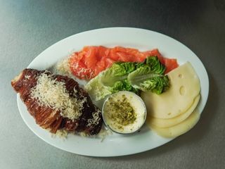 Сніданок з круасаном та лососем (250г)