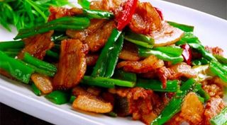 Pancetta di manzo saltato con porri piccante