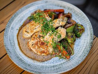 ФІЛЕ ІНДИЧКИ З ТРЮФЕЛЬНИМ СОУСОМ ТА ОВОЧАМИ (380g)