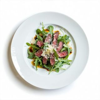 Straccetti di manzo con rucola e scaglie di grana