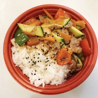 Donburi con manzo e salsa di soia
