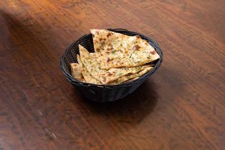 Naan com queijo e alho ( Garlic and cheese naan )