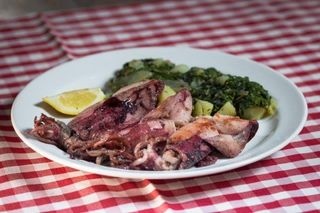 Lignje na žaru s povrćem