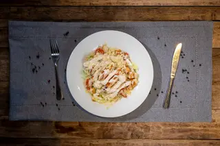Salată Caesar cu piept de pui la grătar