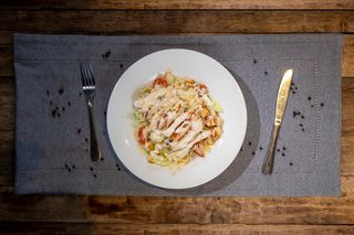 Salată Caesar cu piept de pui la grătar