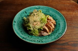 Салат Цезар з курячим бедром (220г)