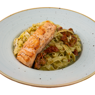 Сьомга с талиатели и сушени домати