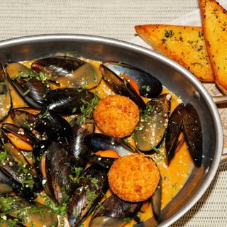 Midii in Bisque de Homar