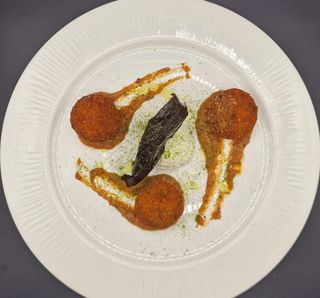 Polpette di melanzane con crema di pomodori bruciati e ricotta salata