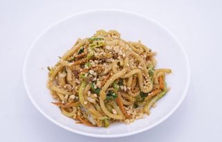 Pasta fresca saltata con maiale e verdure 