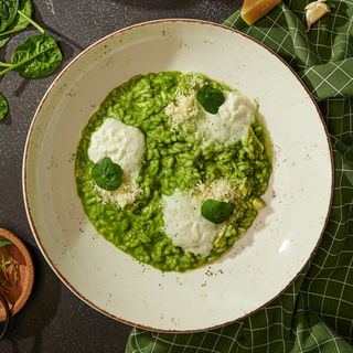 Спаначено ризото с пилешко филе и еспума от моцарела (350 г)