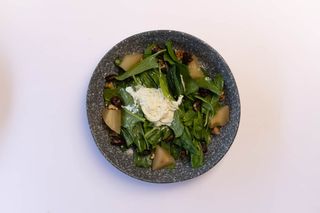 Страчателла с печеной грушей и микс салатом