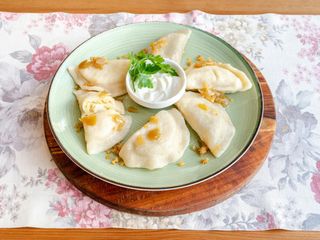 Pierogi ruskie w zestawie z kefirem i porcją śmietany