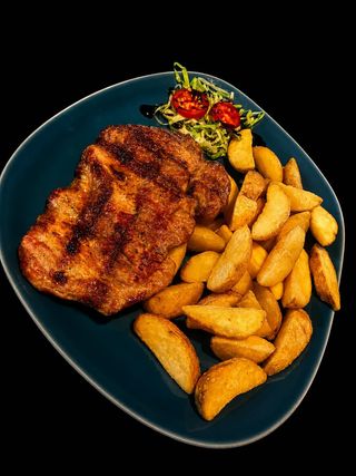 Ceafa de porc la grill cu cartofi wedges