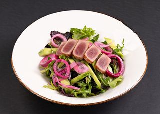 Зелена салата с риба тон