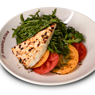 Салат із смаженою бринзою і соусом песто-330г.