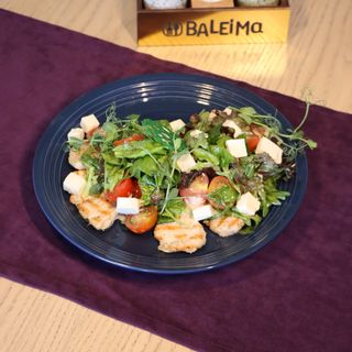 Салат из индейки с помидорами и брынзой