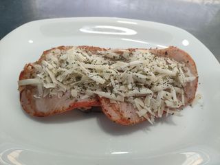 Tosta De Crema Pimiento, Lomo, Queso Semi Y Orégano