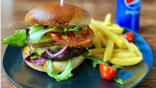 Burger Wołowy Zestaw z Frytkami(150g) i Puszką Pepsi 0,33l: