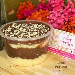 Cake de baunilha com recheio de chocolate