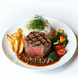 Centro de solomillo + dos guarniciones