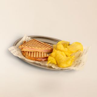 Sandwich Mixto con Patatas Artesanales